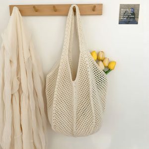 Crochet handbags, large capacity fashion knitted bags, large capacity hollow handbags, solid color casual handbags, solid color simple shopping bags, retro holiday bags, mesh beach bags